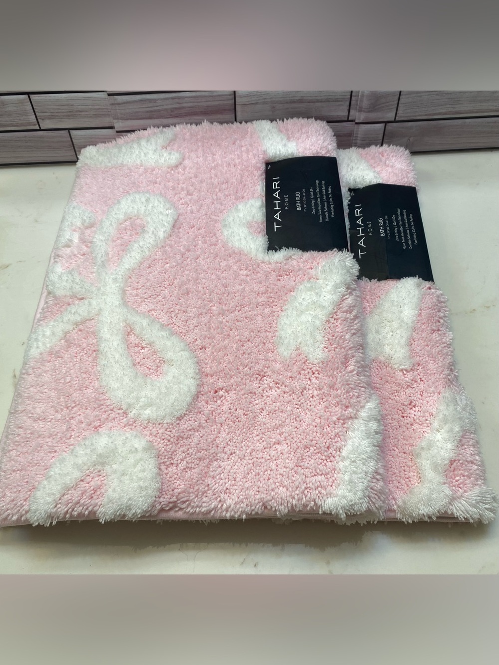 TAHARI ❤️(2) So soft Bow pattern Bath Rug Baby Pink /White 17x24”New